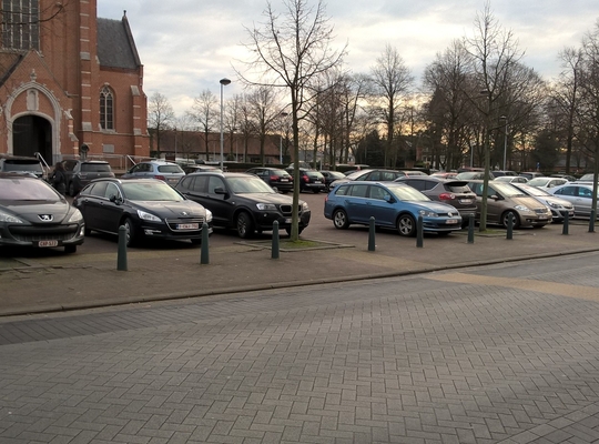 Voorzijde kerkplein beerse wordt goed gebruikt als parking Voorzijde kerkplein beerse wordt goed gebruikt als parking
